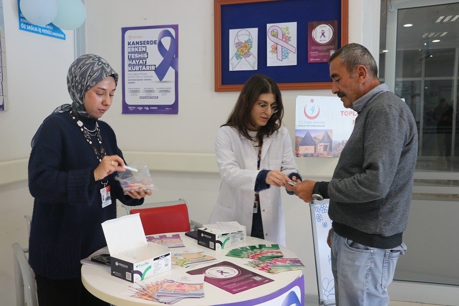 kemahta-erken-teshis-icin-her-hafta-bir-adim-kanser-farkindalik-stantlari-kuruluyor