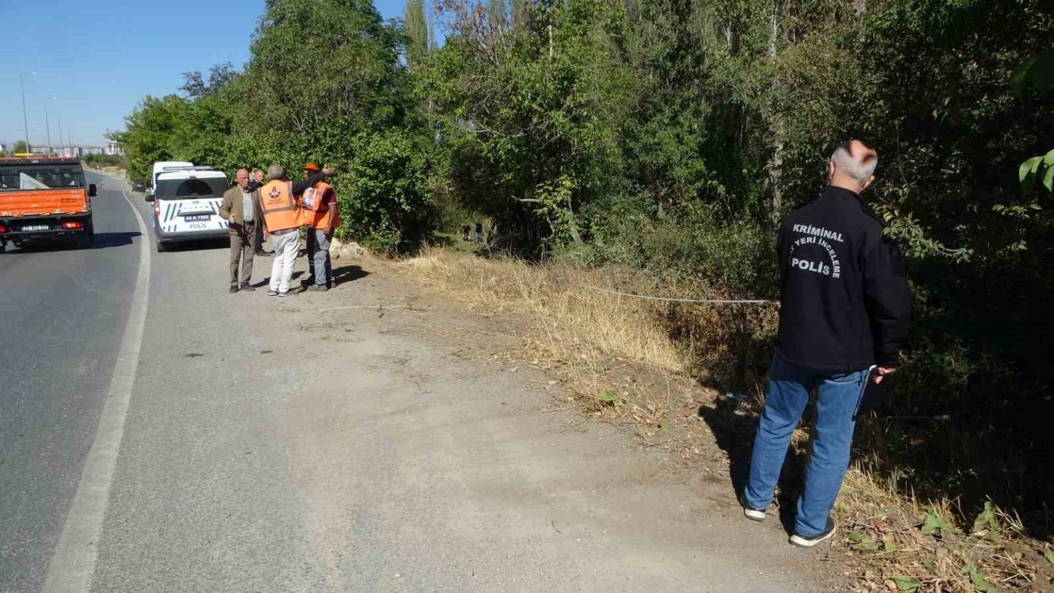 kontrolden-cikan-otomobil-bahceye-uctu-1-agir-yarali