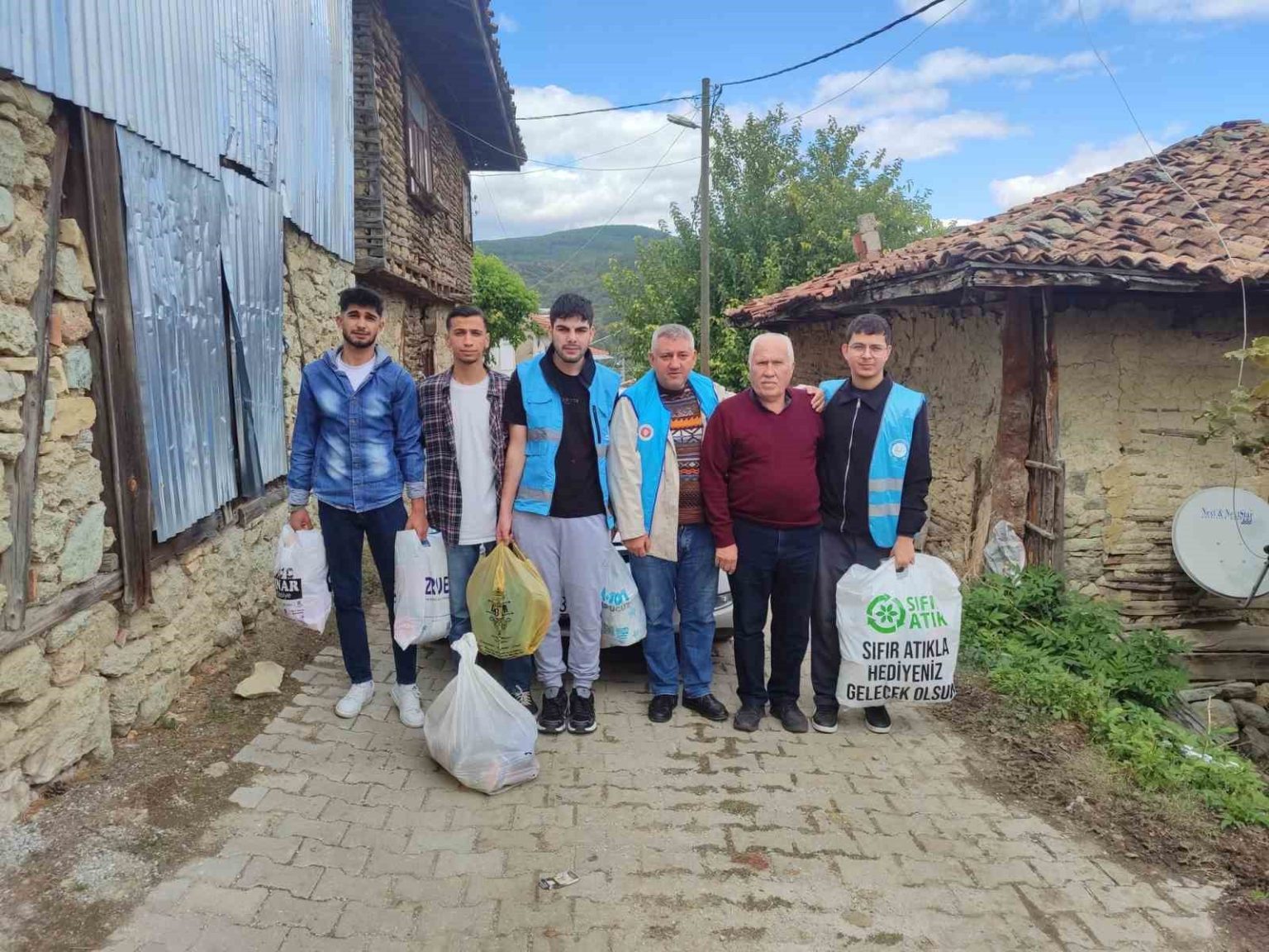 kopenez-koyundeki-evleri-yanan-ailelere-yardim-eli
