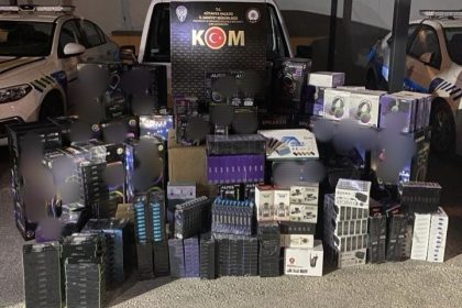 kutahyada-bir-aracta-cok-sayida-kacak-elektronik-urun-ve-telefon-aksesuari-ele-gecirildi