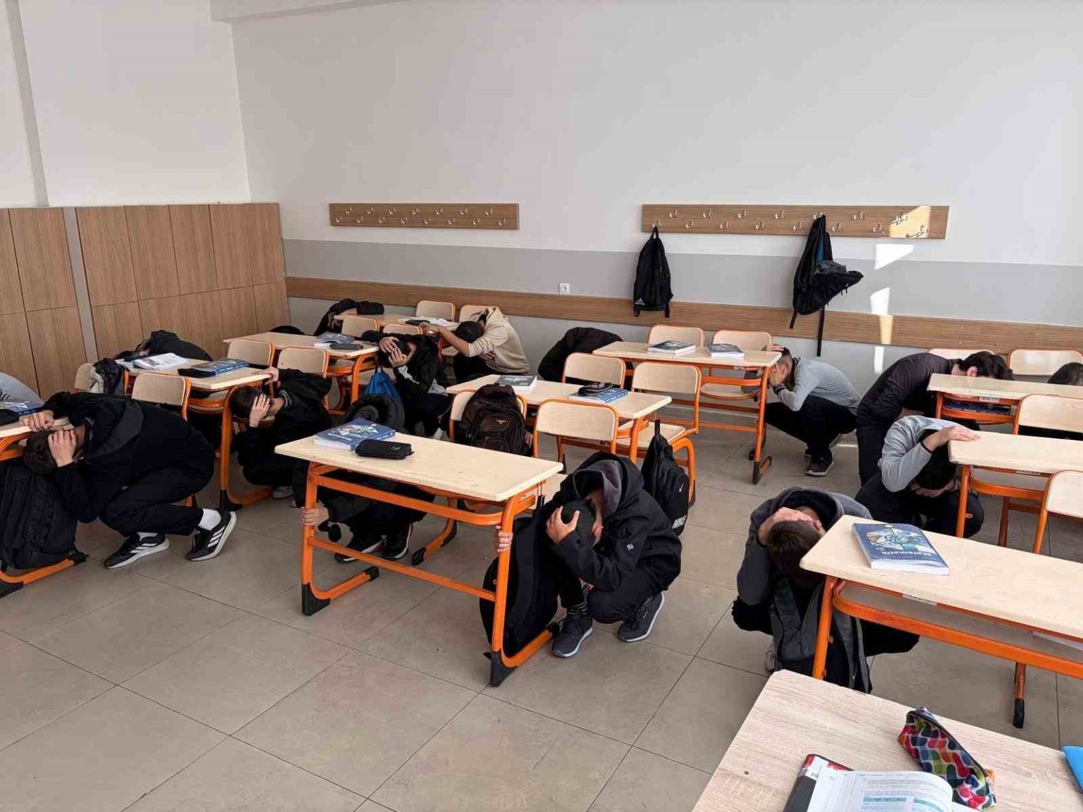 kutahyada-tum-okullarda-es-zamanli-deprem-tatbikati