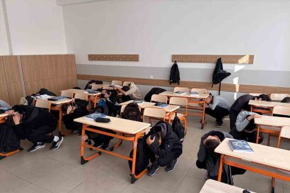 kutahyada-tum-okullarda-es-zamanli-deprem-tatbikati