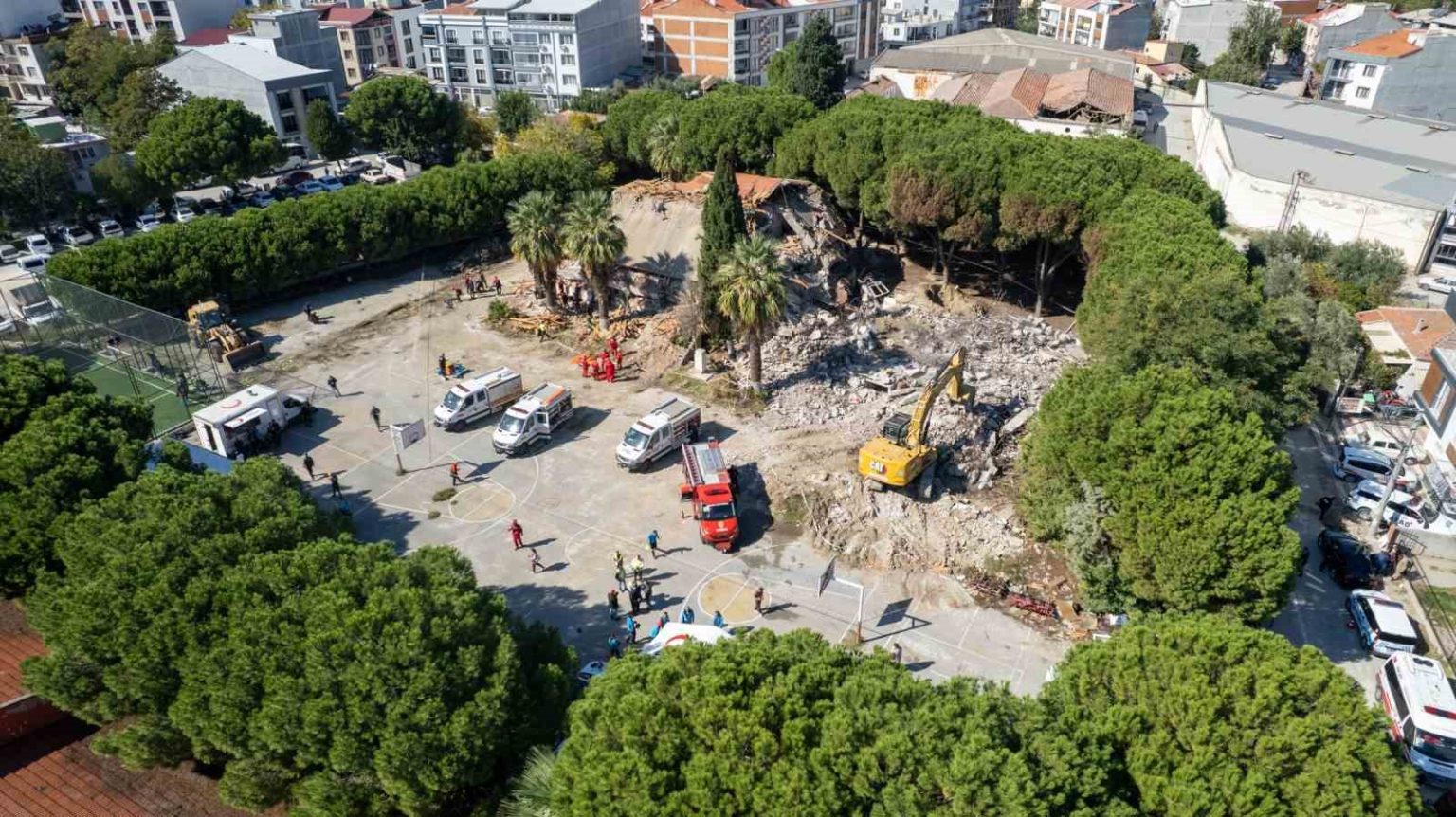 manisada-6-6-buyuklugundeki-deprem-tatbikati-gercegi-aratmadi