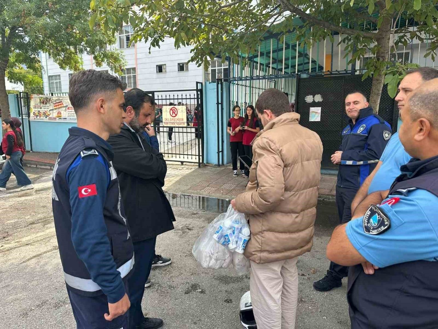 manisada-okul-onlerinde-seyyar-satici-denetimi