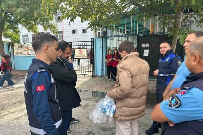 manisada-okul-onlerinde-seyyar-satici-denetimi