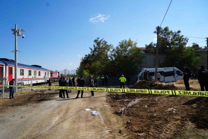 musta-tren-ogrenci-servisine-carpti-17-yarali