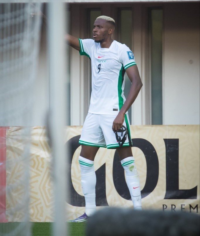 nijerya-victor-osimhenin-hat-trick-yaptigi-mac-sonunda-play-off-biletini-aldi