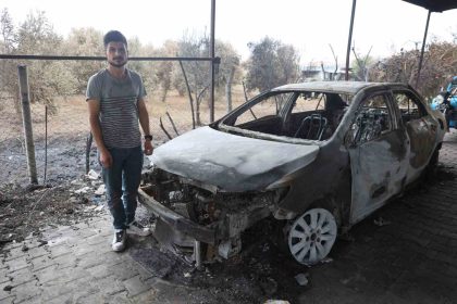 otluk-alanda-cikip-samanliga-sicrayan-yanginda-tarim-aletleri-ve-otomobilleri-yanan-depremzede-ailenin-emekleri-kul-oldu