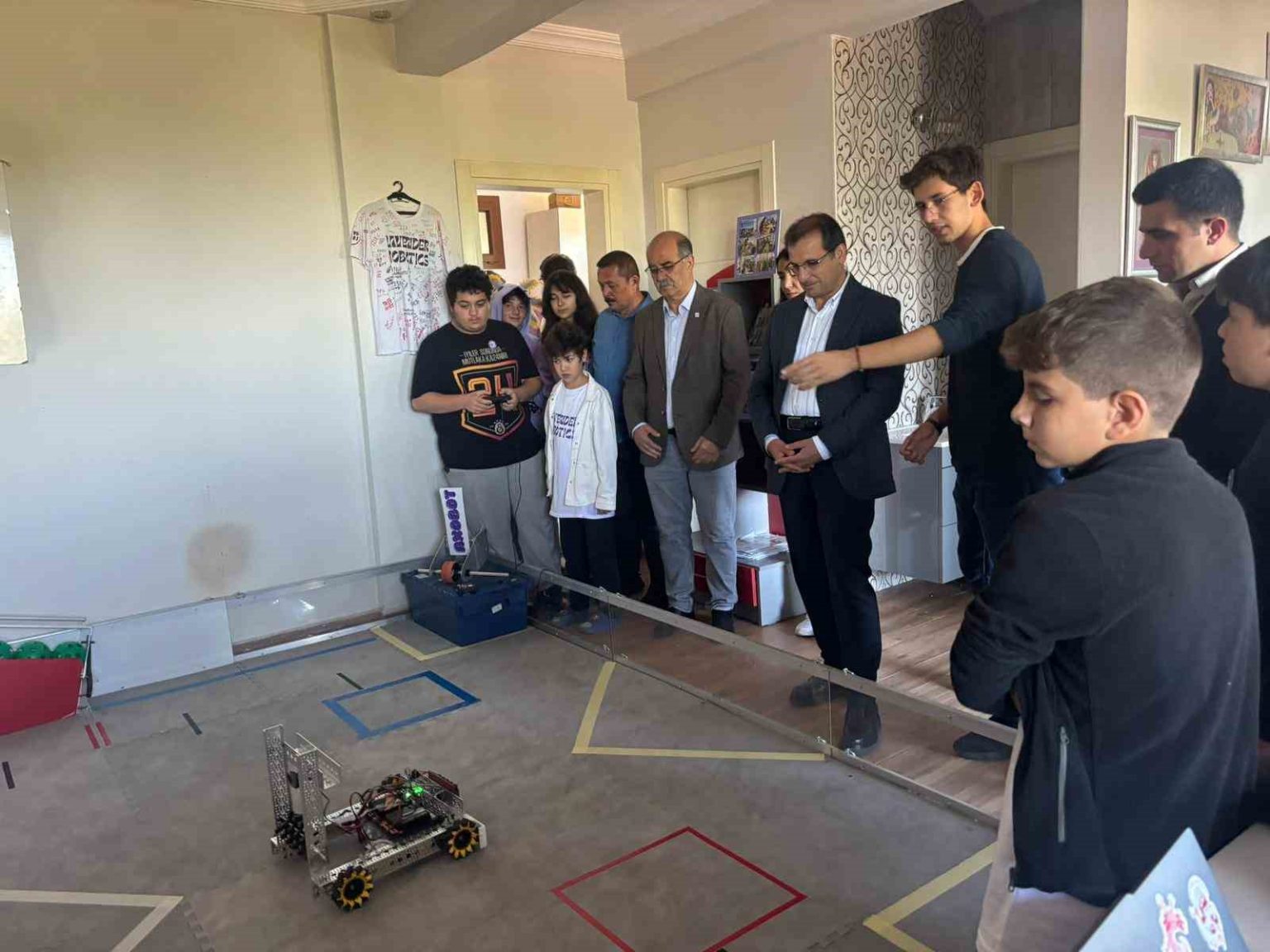 salihli-kaymakami-guldogan-gelecegin-bilim-insanlariyla-bulustu