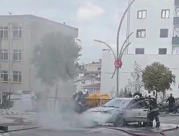 seyir-halindeki-otomobilin-motorunda-yangin