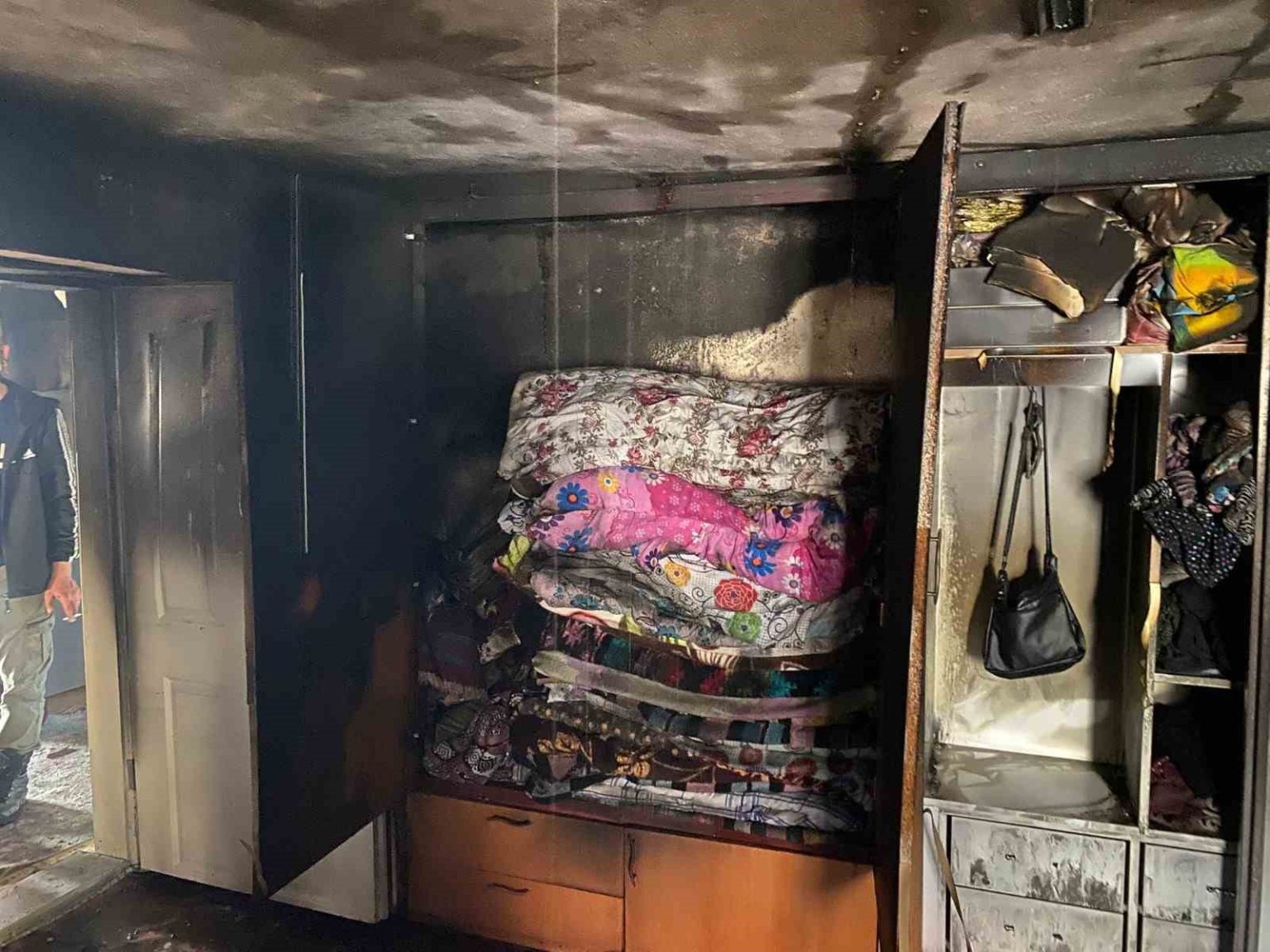 sindirgida-cikan-yanginda-evin-buyuk-bolumu-kullanilmaz-hale-geldi