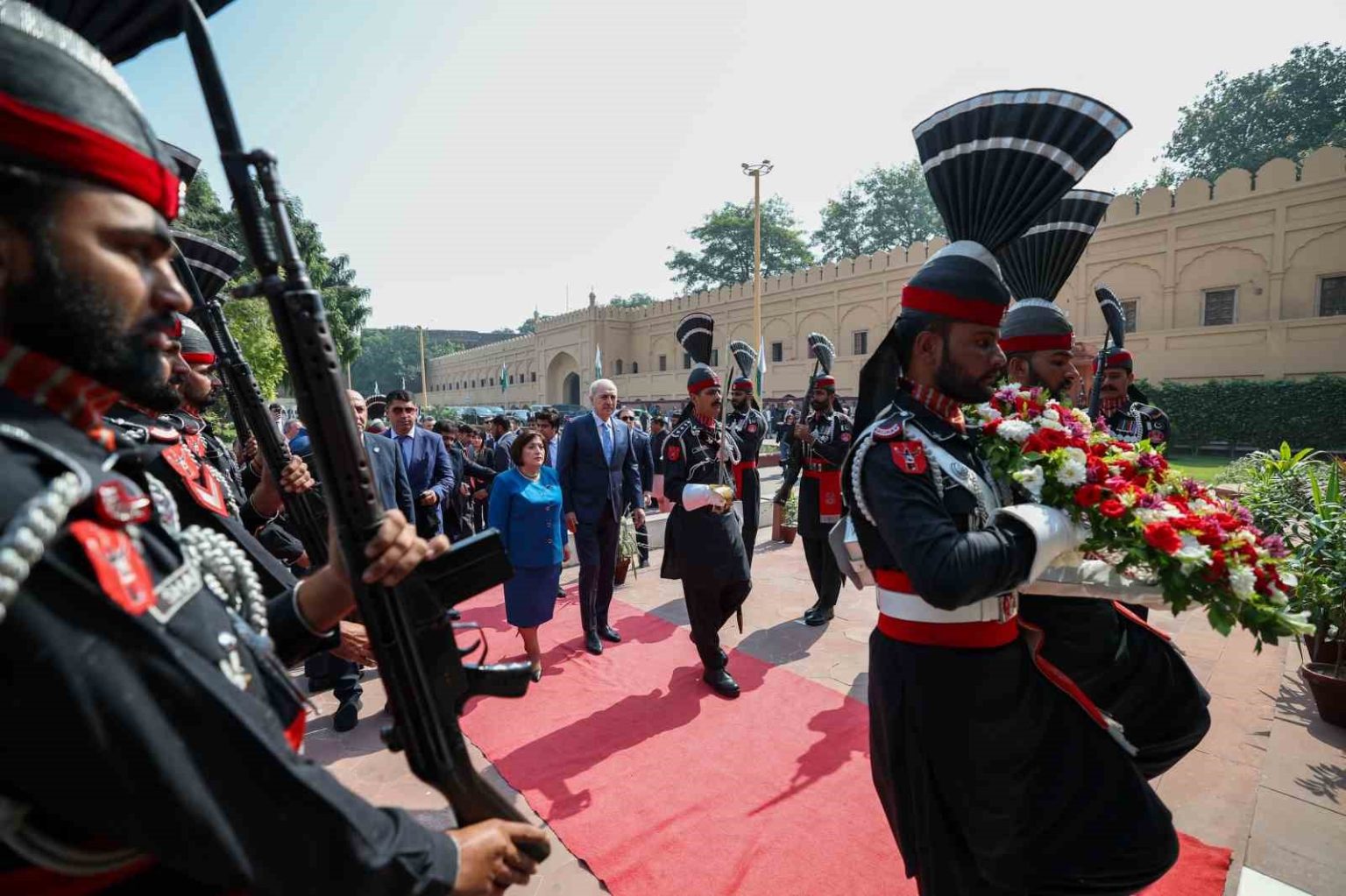 tbmm-baskani-kurtulmus-pakistanin-milli-sairi-muhammed-ikbalin-kabrini-ziyaret-etti