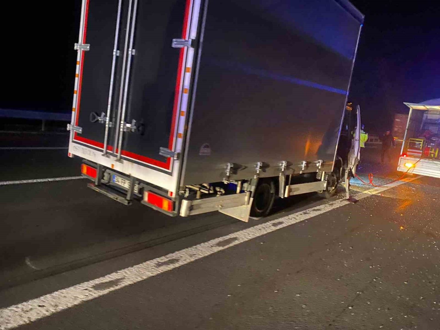 temde-kamyonla-carpisan-kamyonet-surucusu-aracta-sikisarak-yaralandi