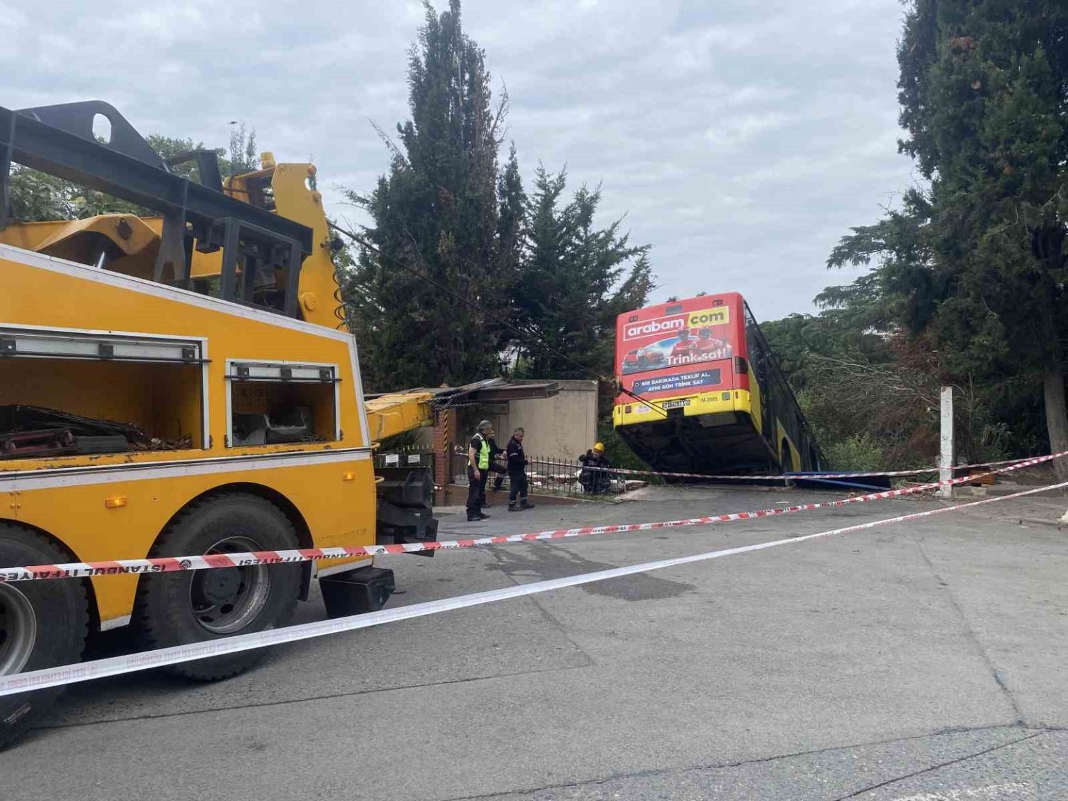 uskudarda-el-freni-cekilmeyen-iett-otobusu-sitenin-duvarini-yikti