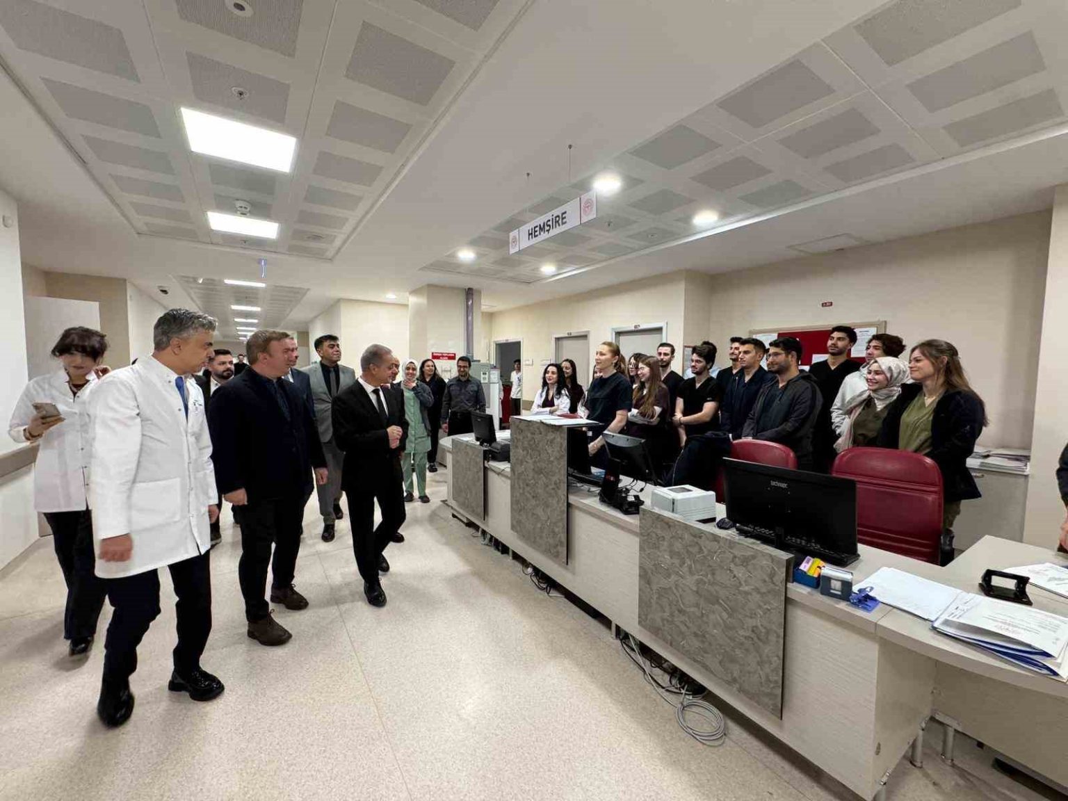 vali-aydogdu-hastalari-ziyaret-etti