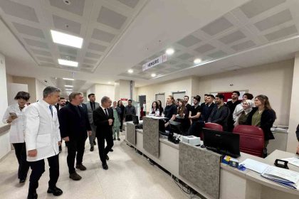 vali-aydogdu-hastalari-ziyaret-etti