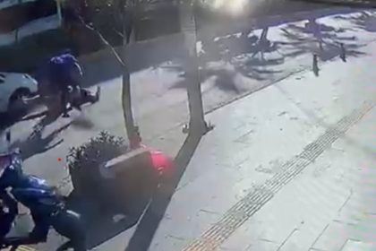 yaya-gecidinden-gecen-alman-aileye-otomobil-carpti-1-yarali