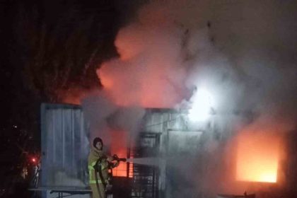 yazlik-sitede-bulunan-depoda-yangin-cikti