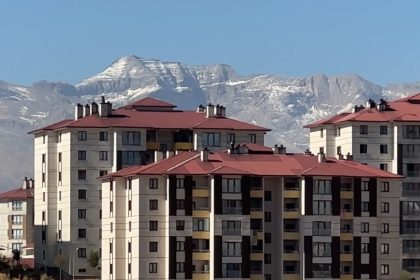 yuksekovada-araclarin-camlari-buz-tuttu-daglarin-tepesi-beyaza-burundu