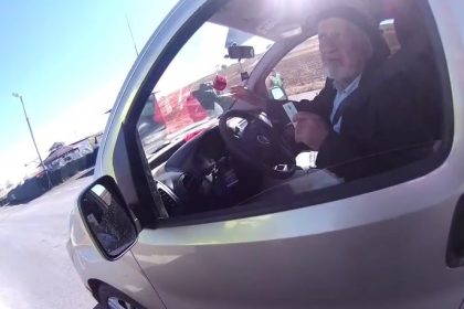 76-yasindaki-huseyin-dedenin-bayrak-aski-yurekleri-isitti-ben-bu-bayraksiz-yola-cikmam