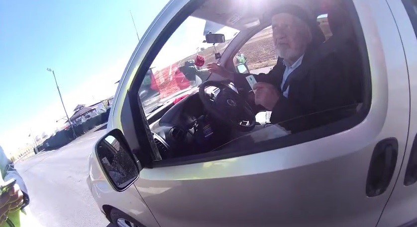 76-yasindaki-huseyin-dedenin-bayrak-aski-yurekleri-isitti-ben-bu-bayraksiz-yola-cikmam