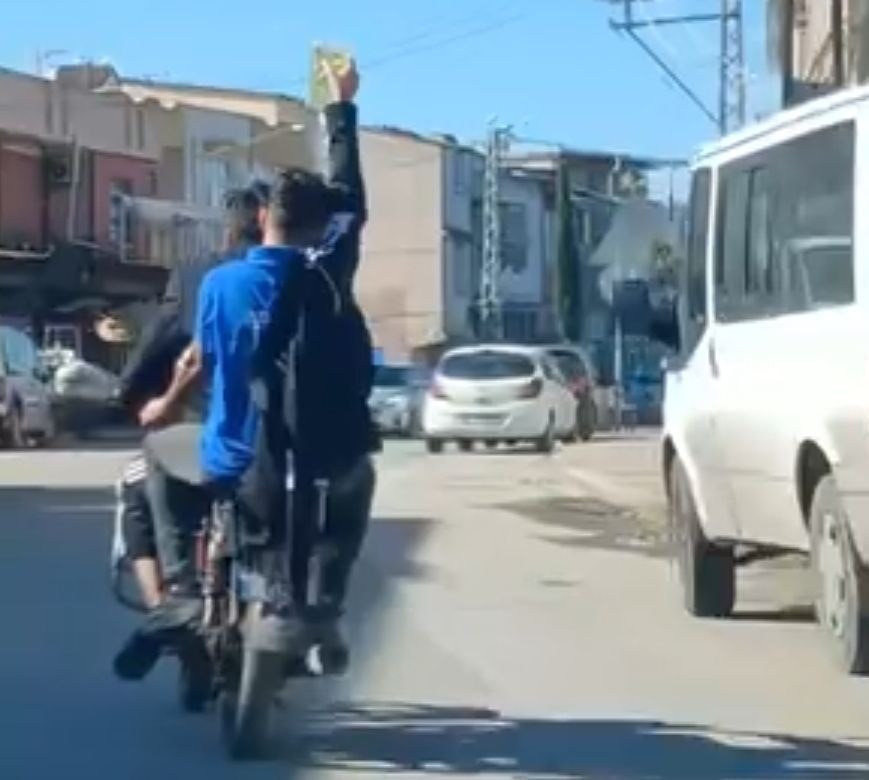 adanada-trajikomik-goruntu-serum-takili-halde-motosikletle-yolculuk-yapti