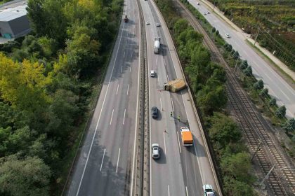 anadolu-otoyolunu-kilitleyen-kaza-kontrolden-cikan-kamyonet-yan-yatti