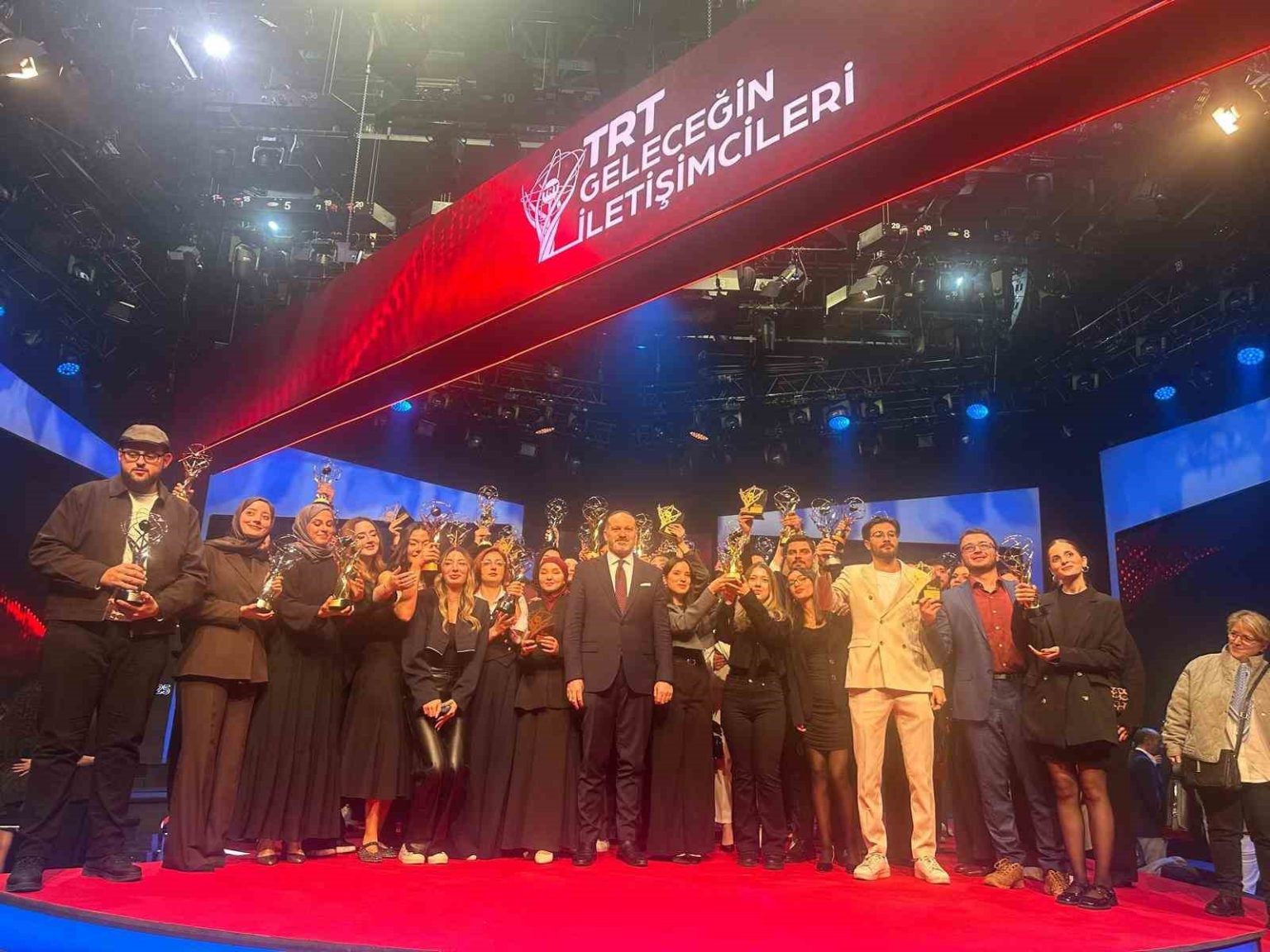 anadolu-universitesi-ogrencileri-trt-gelecegin-iletisimcileri-yarismasindan-odullerle-dondu