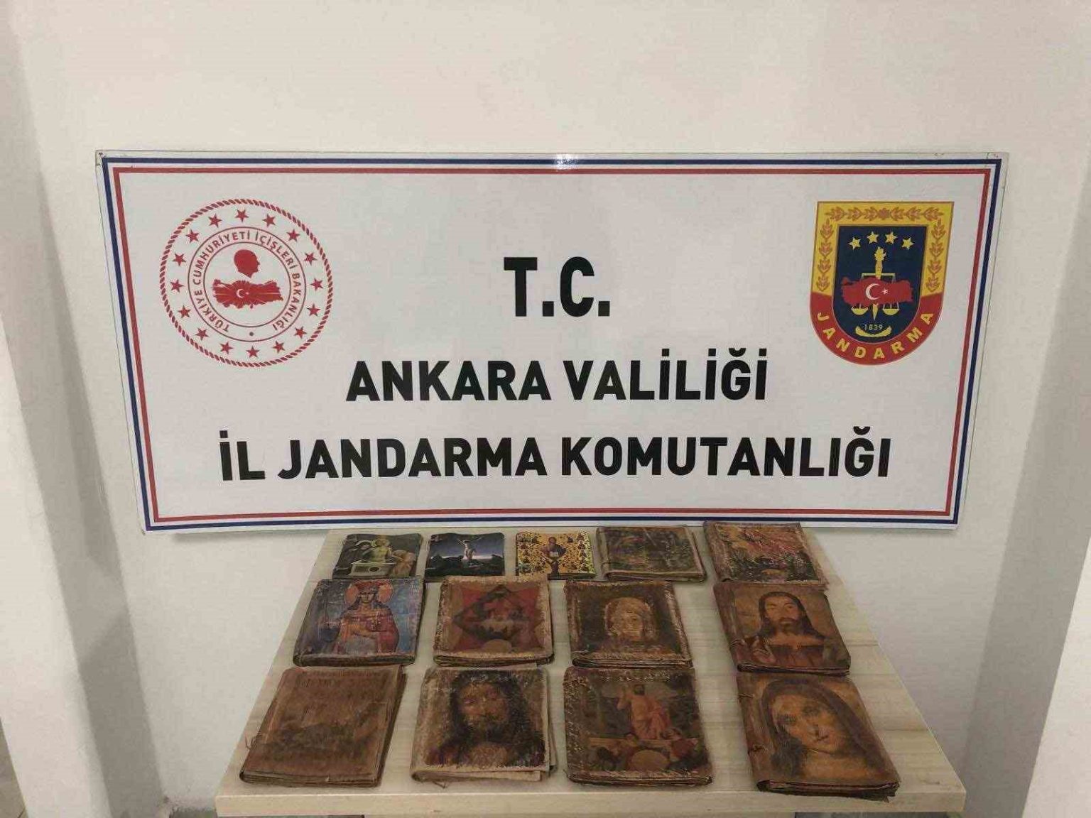 ankarada-17-ve-18-yuzyillardan-kalma-ibranice-el-yazmasi-kitaplar-ele-gecirildi