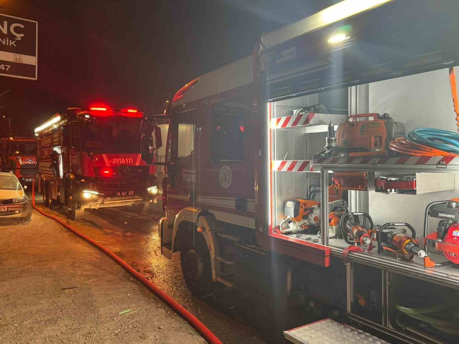 ankarada-oto-tamir-dukkaninda-yangin-panigi