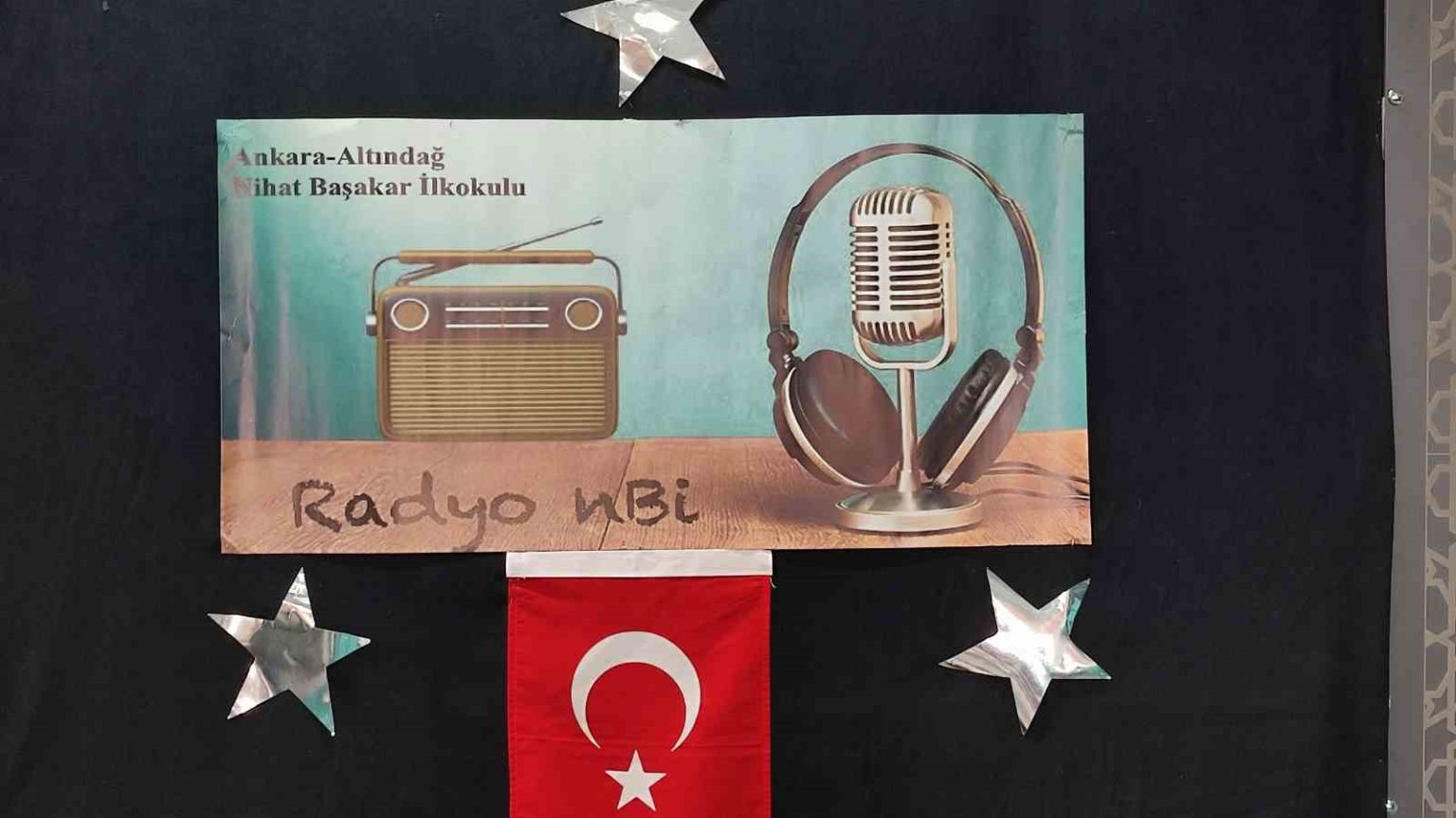 ankaranin-ilk-okul-radyosunda-programlari-minikler-hazirliyor