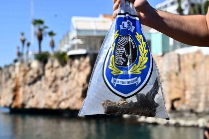 antalyada-deniz-dibinden-oksitlenmis-tabanca-ve-2-bisiklet-cikti