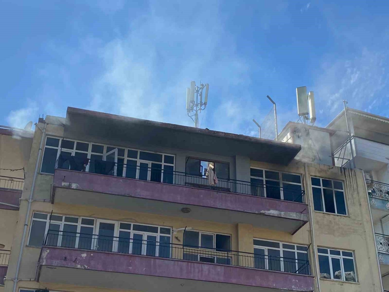 apartmanda-cikan-yanginda-balkonda-mahsur-kalan-5-cocugu-itfaiye-ekipleri-kurtardi