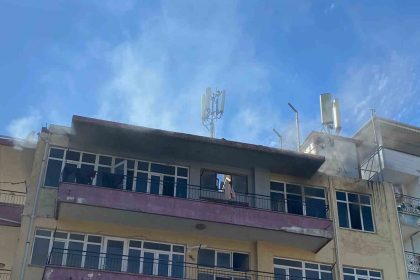 apartmanda-cikan-yanginda-balkonda-mahsur-kalan-5-cocugu-itfaiye-ekipleri-kurtardi