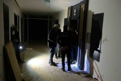 asansor-montaji-sirasinda-3-metreden-dusen-isci-agir-yaralandi