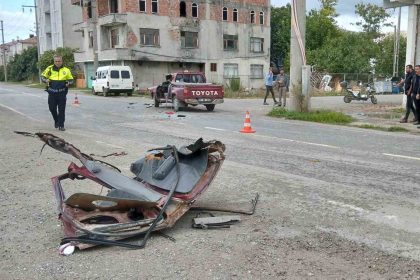 bafrada-kamyon-ile-pikap-carpisti-1-yarali