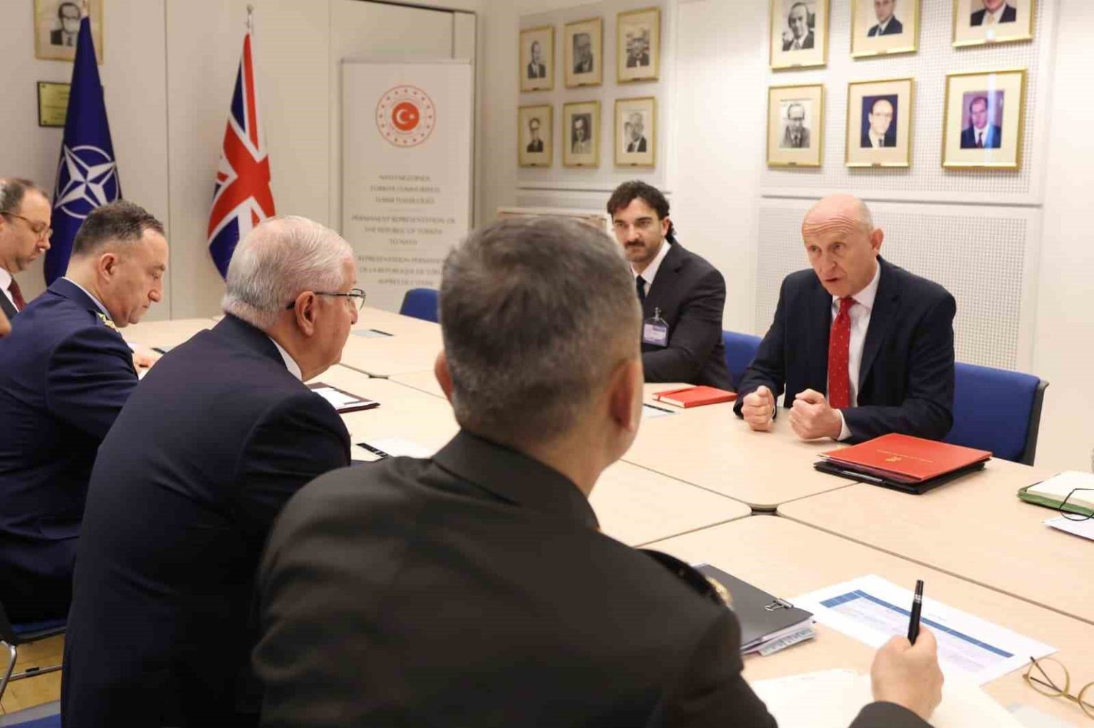 bakan-guler-ingiltere-savunma-bakani-healey-ile-gorustu