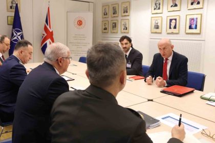 bakan-guler-ingiltere-savunma-bakani-healey-ile-gorustu