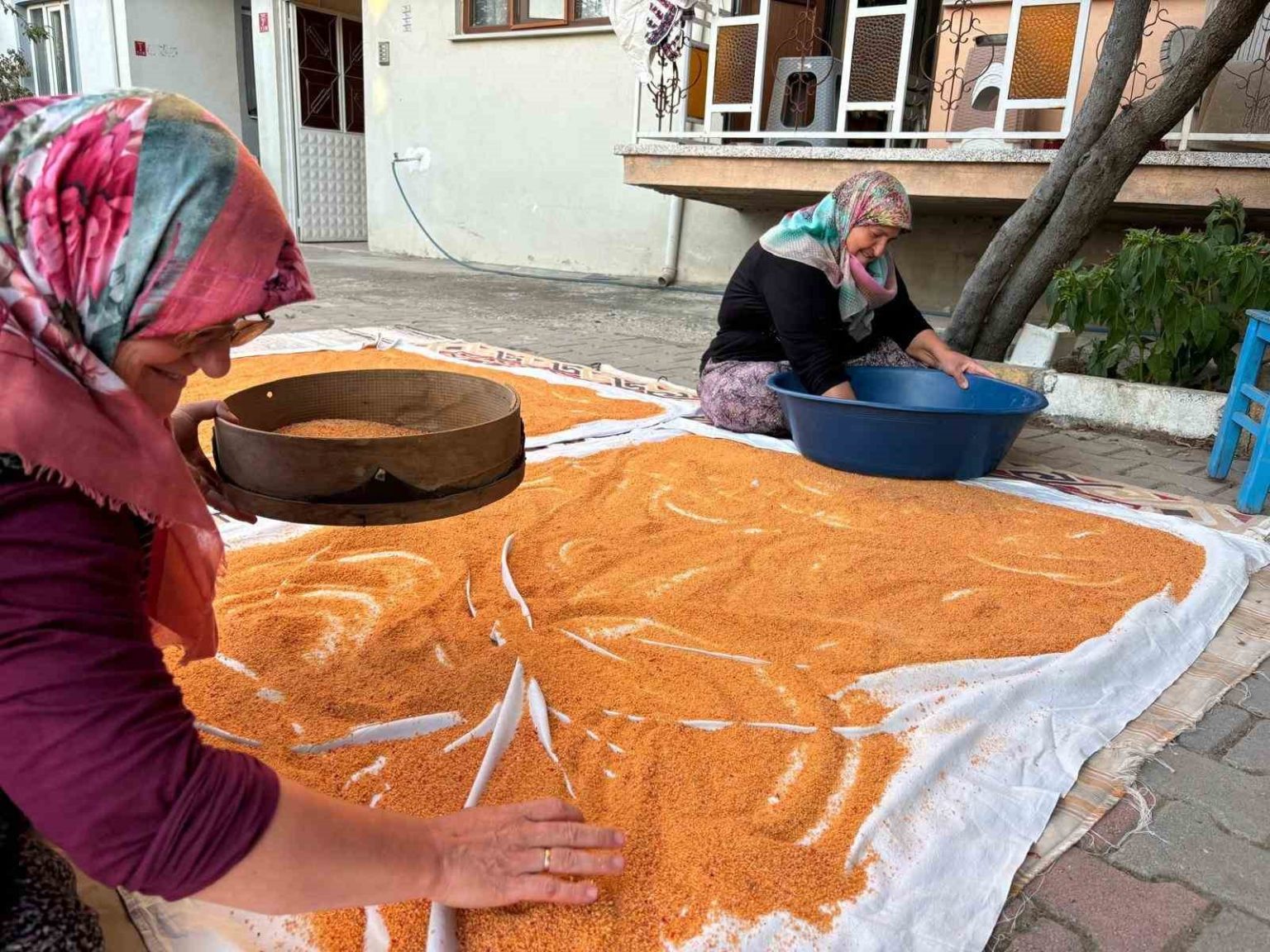 balikesirli-kadinlar-imece-usuluyle-kisa-hazirlaniyor