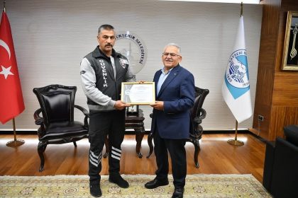 baskan-buyukkilic-genc-kizi-tramvay-altinda-kalmaktan-kurtaran-guvenlik-gorevlisini-odullendirdi