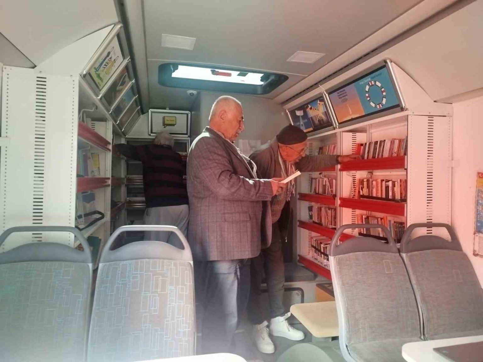 bayburtta-gezici-kutuphane-huzurevi-sakinleriyle-bulusturuldu