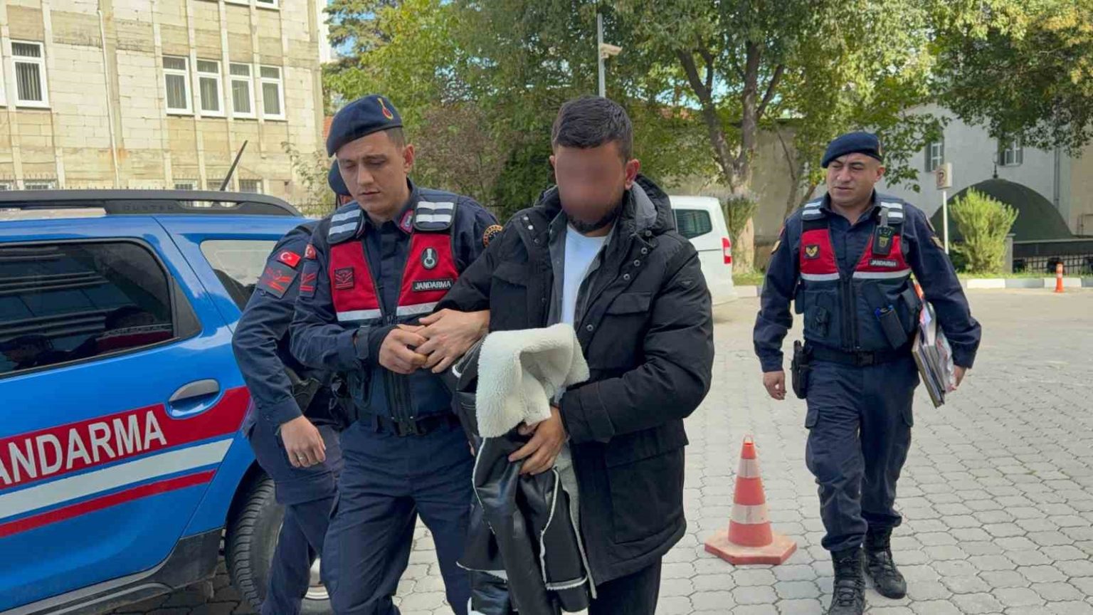 bazasinin-altinda-uyusturucu-hap-ele-gecirilen-sahis-tutuklandi