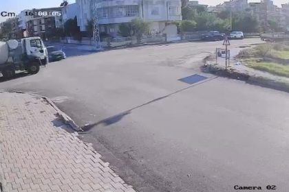 beton-mikseriyle-otomobilin-carpistigi-kaza-kamerada