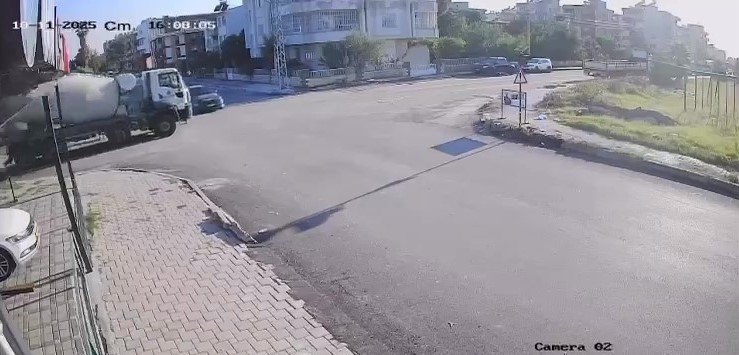 beton-mikseriyle-otomobilin-carpistigi-kaza-kamerada