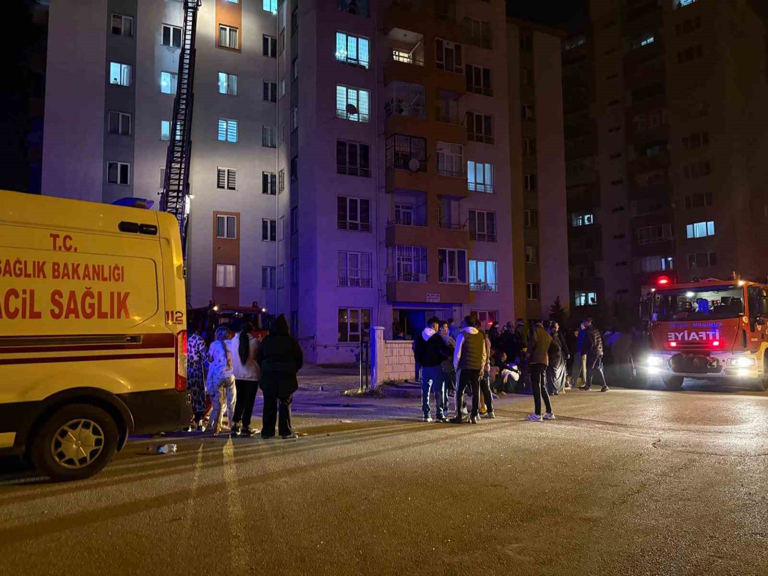 binanin-koridorunda-yangin-cikti-apartman-sakinleri-sokaga-dokuldu
