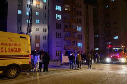 binanin-koridorunda-yangin-cikti-apartman-sakinleri-sokaga-dokuldu