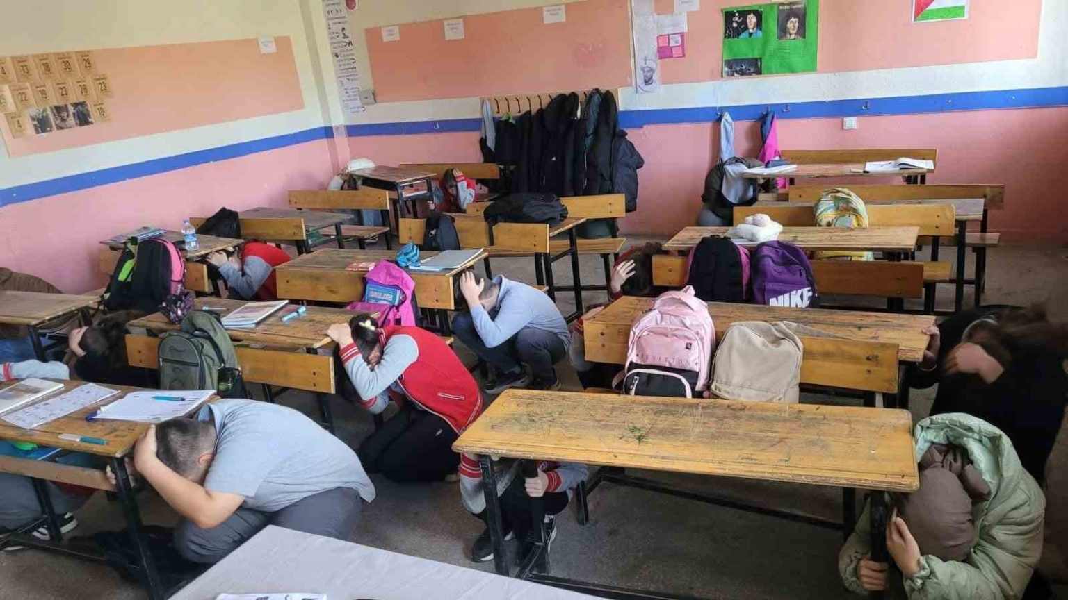 bolvadinde-okullarda-deprem-ve-tahliye-tatbikati