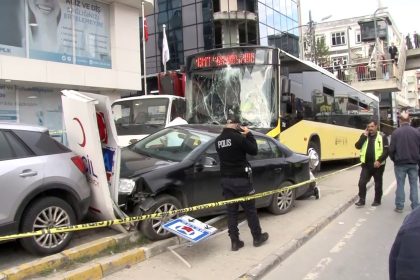 cekmekoyde-iett-otobusu-duraga-daldi