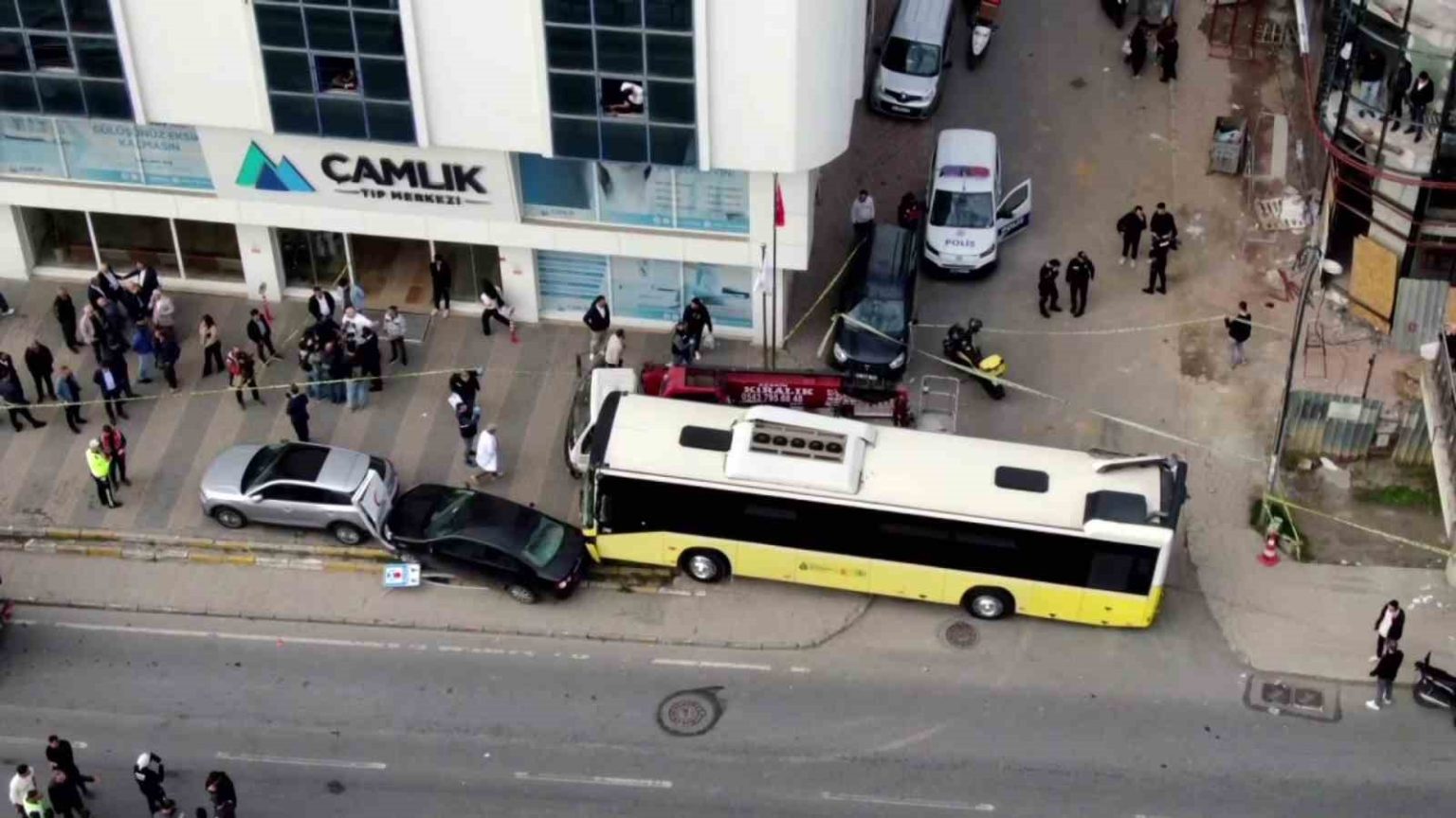 cekmekoyde-otobus-duraga-daldi-1-olu-4-yarali