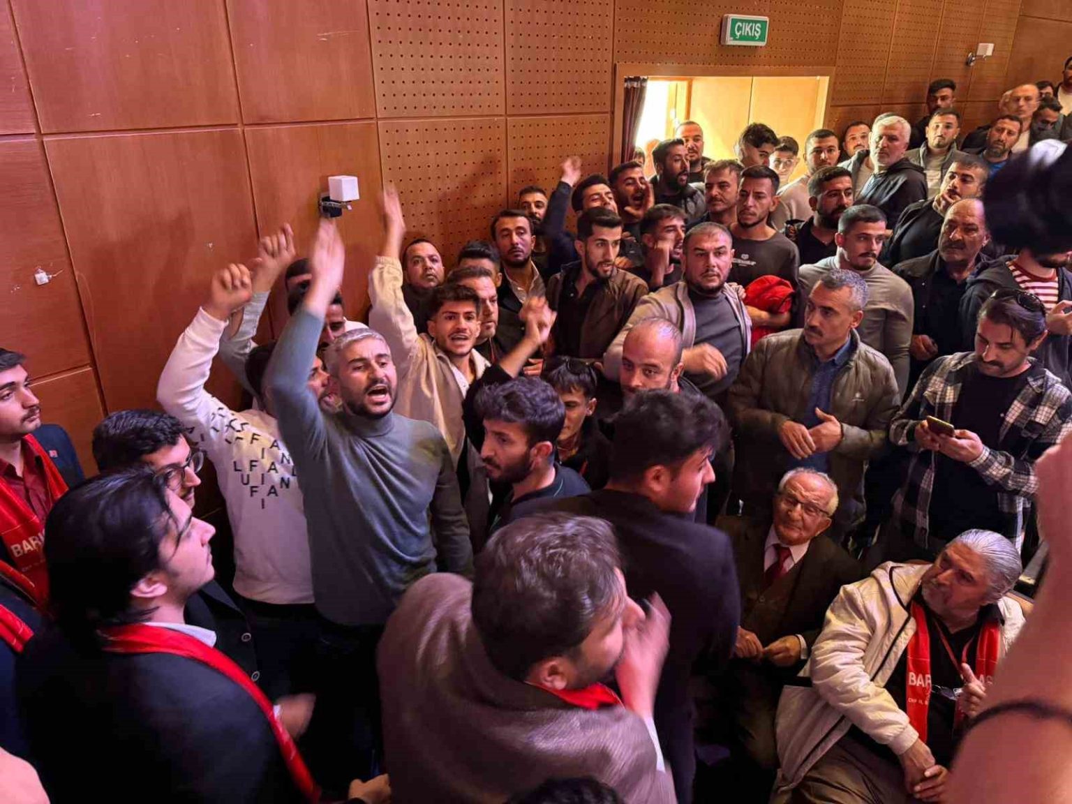 chp-il-kongresinde-yumruklar-havada-ucustu